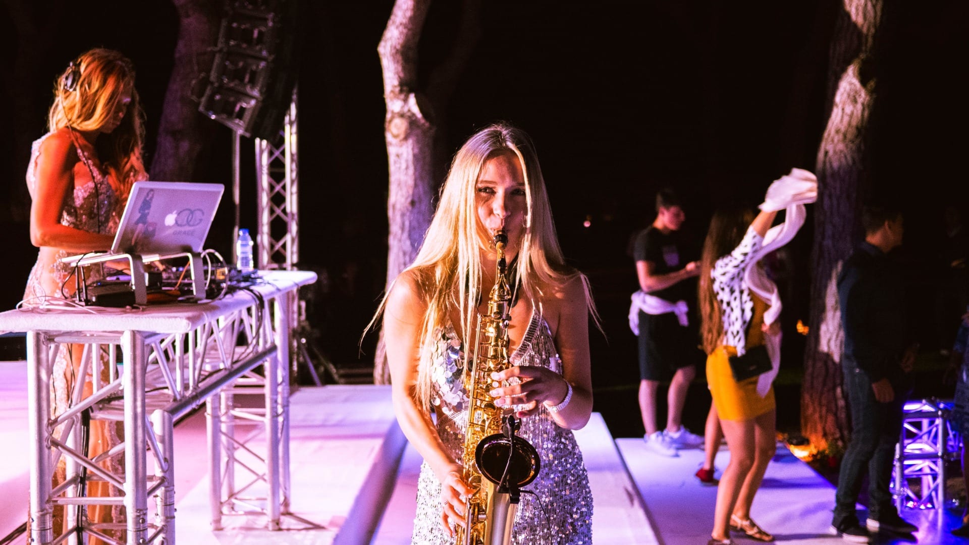 DJ Plus Saxophon: Sophia spielt live
