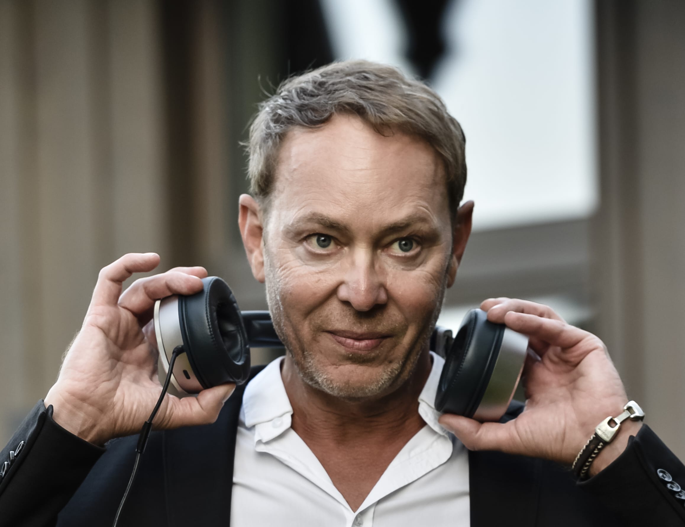 DJ Mike Lindström mit Kopfhörern in der Hand