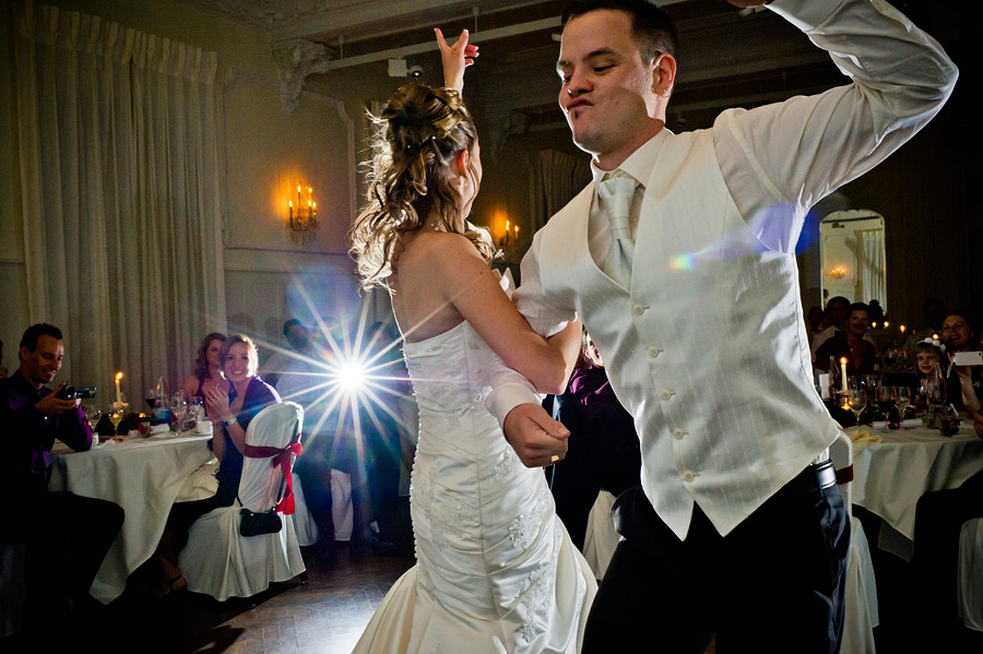 Hochzeitspaar beim Tanz auf der Traumhochzeit am Chiemsee mit DJ Mike LindstrÃ¶m