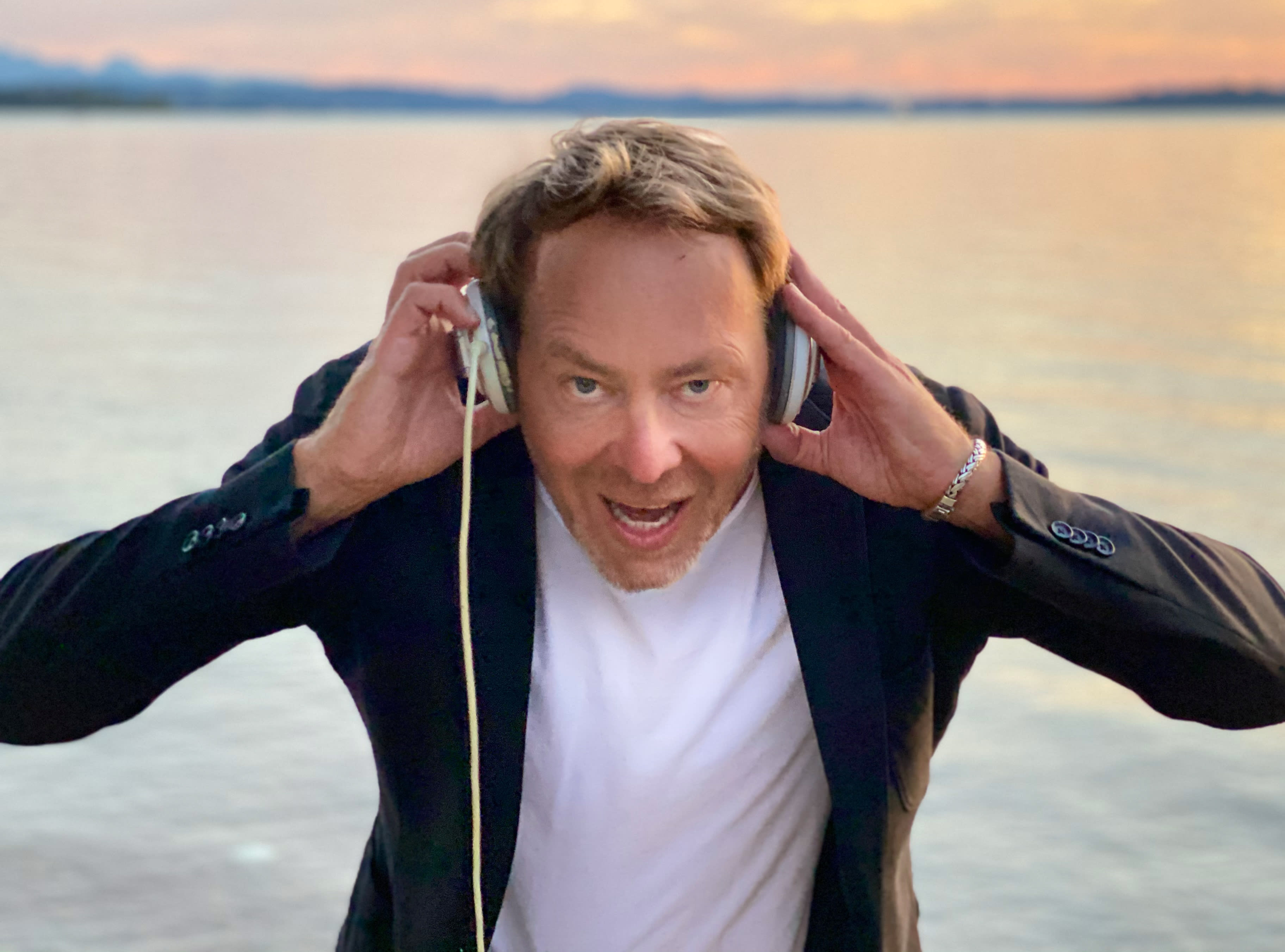 DJ Mike Lindström mit Kopfhörern
