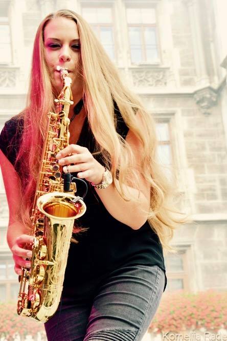 Portrait von Saxophonistin Lena