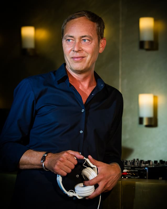 DJ Mike Lindström mit Kopfhörern in der Hand