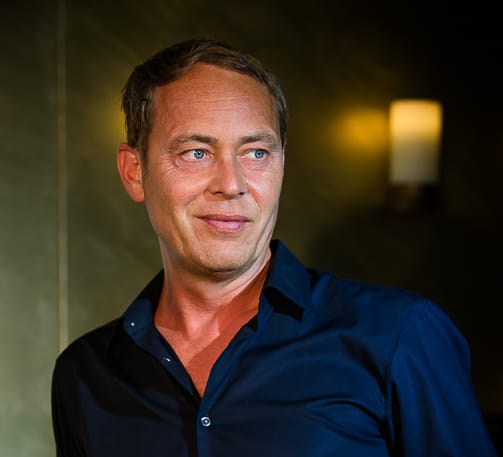DJ Mike Lindström mit Kopfhörern in der Hand
