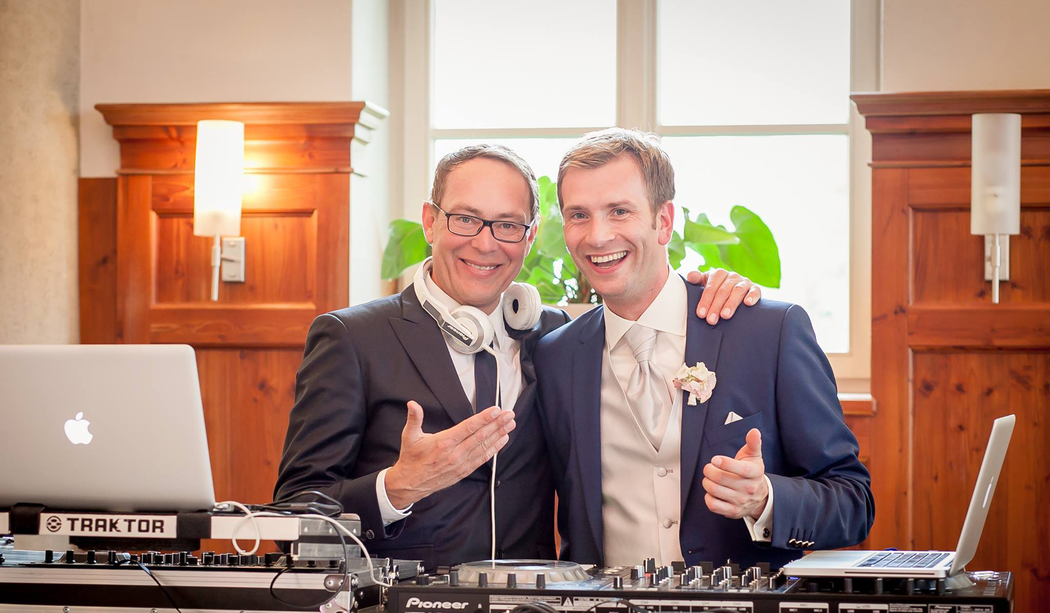 Hochzeits DJ Mike mit Bräutigam hinter Mischpult auf Schloss Gutenburg