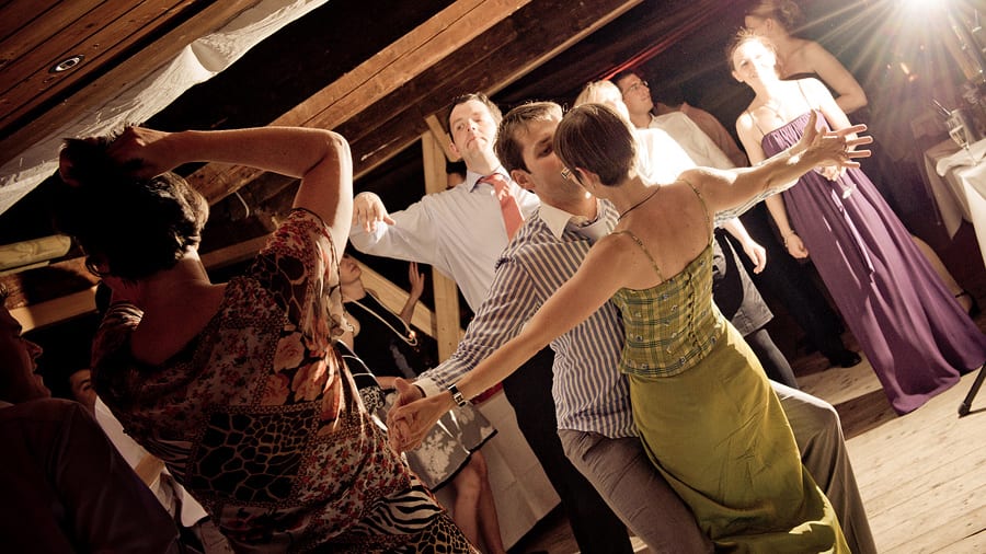 Hochzeitsgesellschaft tanzt ausgellassen