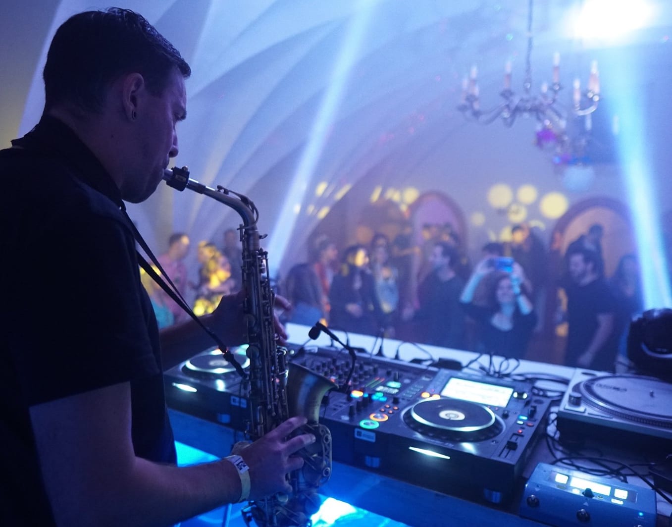 Marc Spieler Spielt sein Saxophon hinter dem DJ-Mischpult