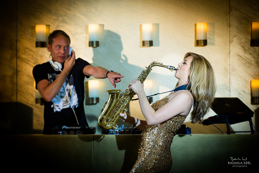 Saxophonistin Monika mit DJ Mike bei Live-Auftritt