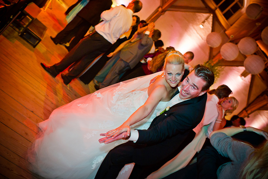 Die Braut und der Bräutigam eröffnen die Tänze