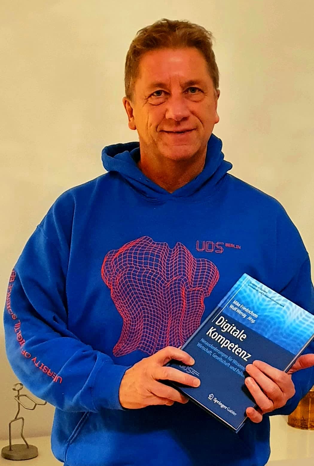 Bild zu News Book on digital competence